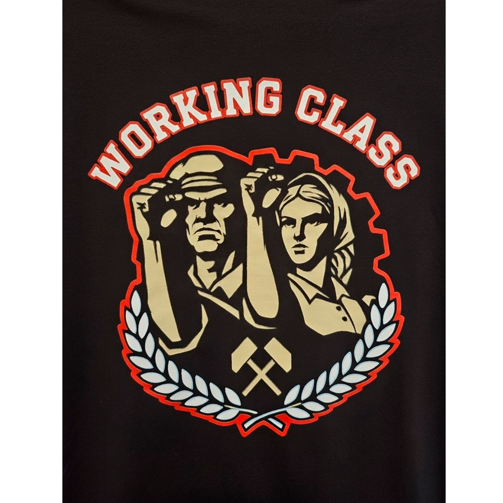 Primer plano del estampado Camiseta Working Class con diseño de corona de laurel y martillos cruzados