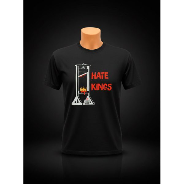 Vista frontal de camiseta negra de manga corta con gráfico de guillotina y texto Hate Kings.