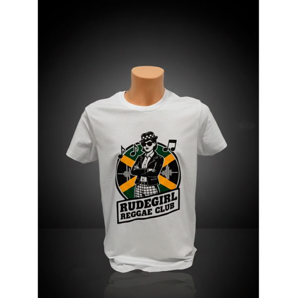 Camiseta blanca de manga corta con el logotipo circular "Rudegirl Reggae Club" en el pecho.