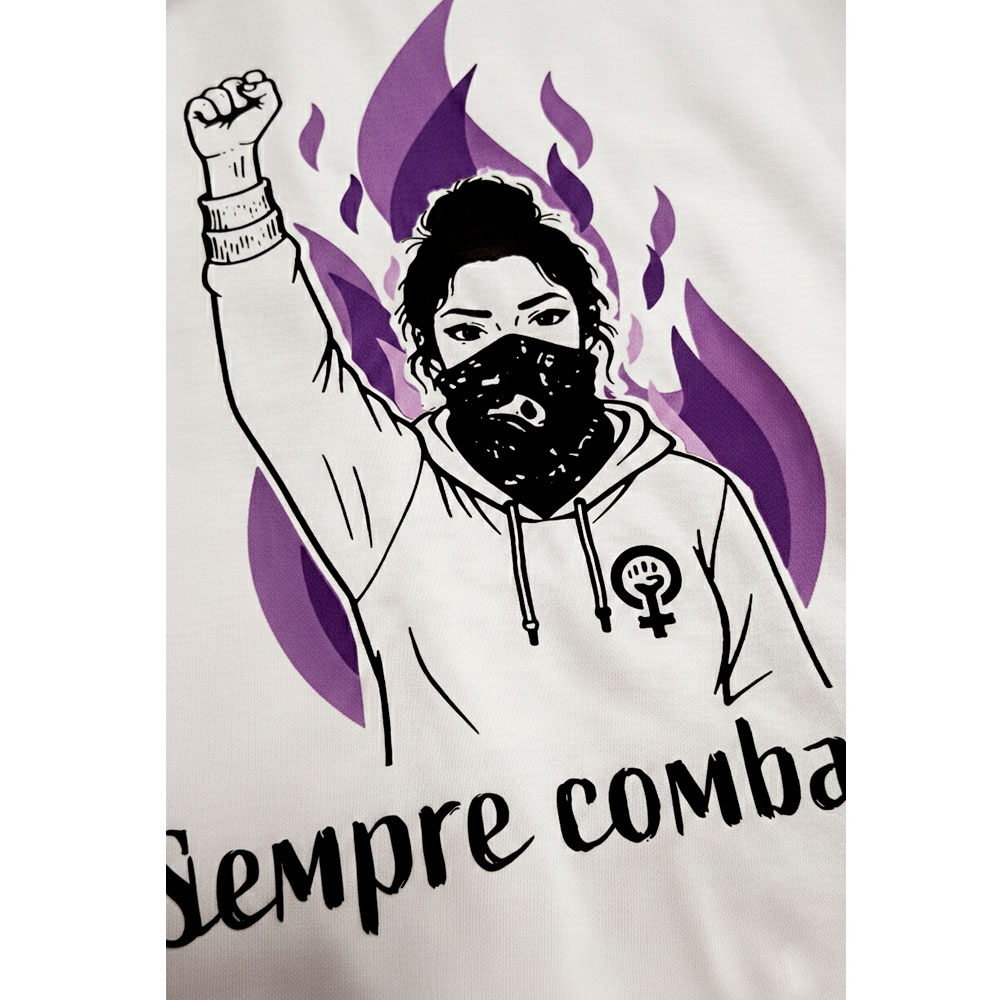 Ilustración feminista de una mujer con el puño en alto y pañuelo, rodeada de llamas moradas con el lema Siempre Combativas.