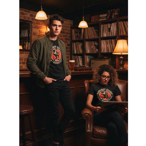 Pareja vistiendo camisetas Rude Boy Sound de Ouh Rebel en un club de vinilos vintage