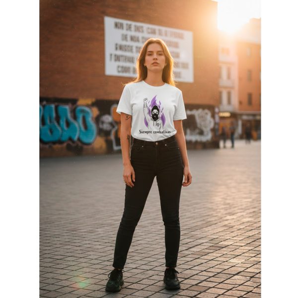 Joven con camiseta blanca feminista Siempre Combativas en un entorno urbano con graffitis.