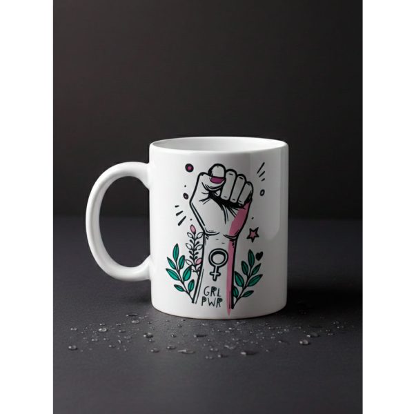 Taza blanca con ilustración de puño feminista y símbolos sobre fondo blanco.