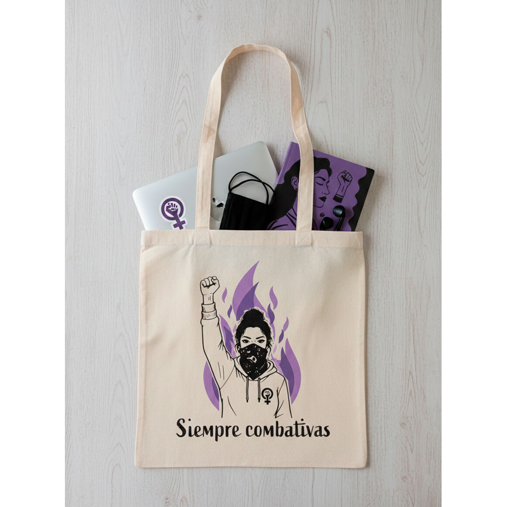Interior de la tote bag cruda Siempre Combativas con libros y material de diario.