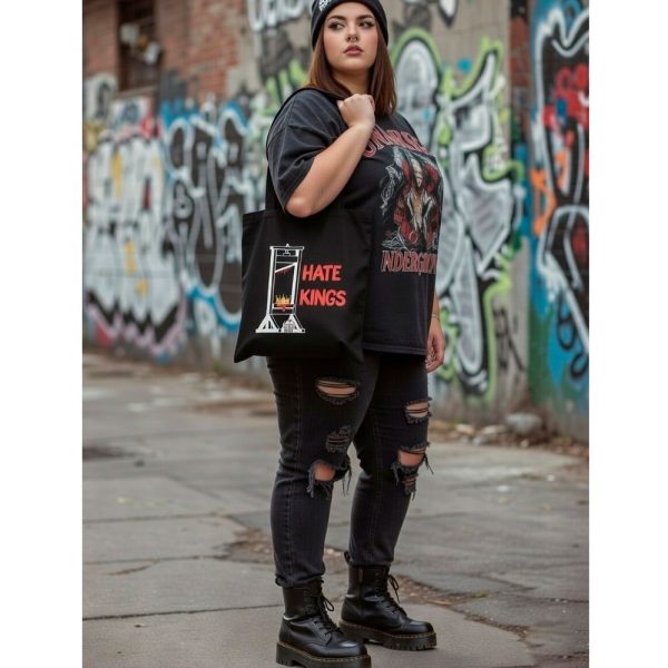 Mujer con look street punk llevando la tote bag Hate Kings de Ouh Rebel.