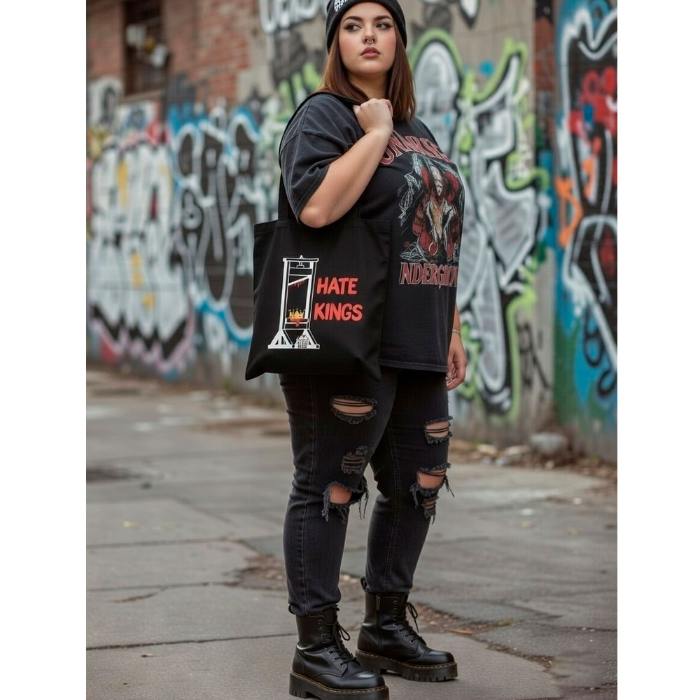 Mujer con look street punk llevando la tote bag Hate Kings de Ouh Rebel.