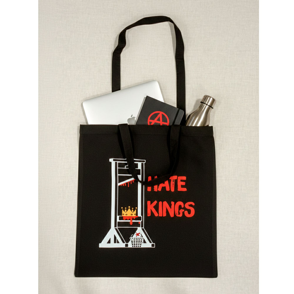 Interior de la tote bag negra Hate Kings con ordenador y libreta del símbolo anarquista.