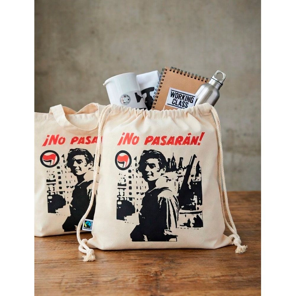 Mochila de cuerdas ¡No Pasarán! de Ouh Rebel junto a un cuaderno "Working Class", botella metálica y folletos.