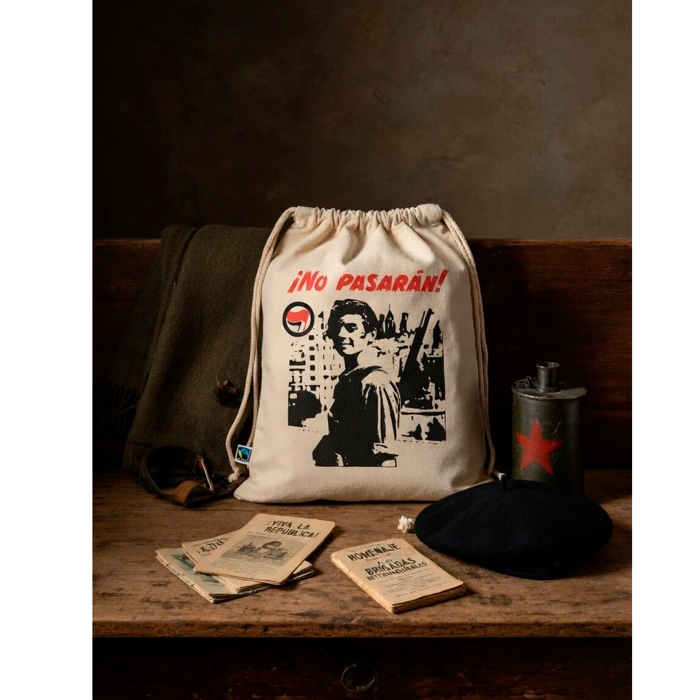 Mochila cruda ¡No Pasarán! Ouh Rebel sobre mesa de madera junto a una cantimplora antigua, boina y folletos de las Brigadas Internacionales.