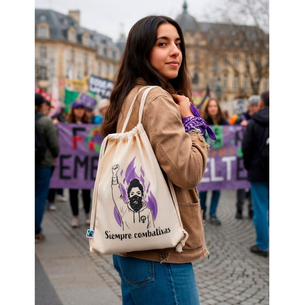 Mujer de espaldas con la mochila Siempre Combativas de Ouh Rebel caminando por una zona antigua de la ciudad.