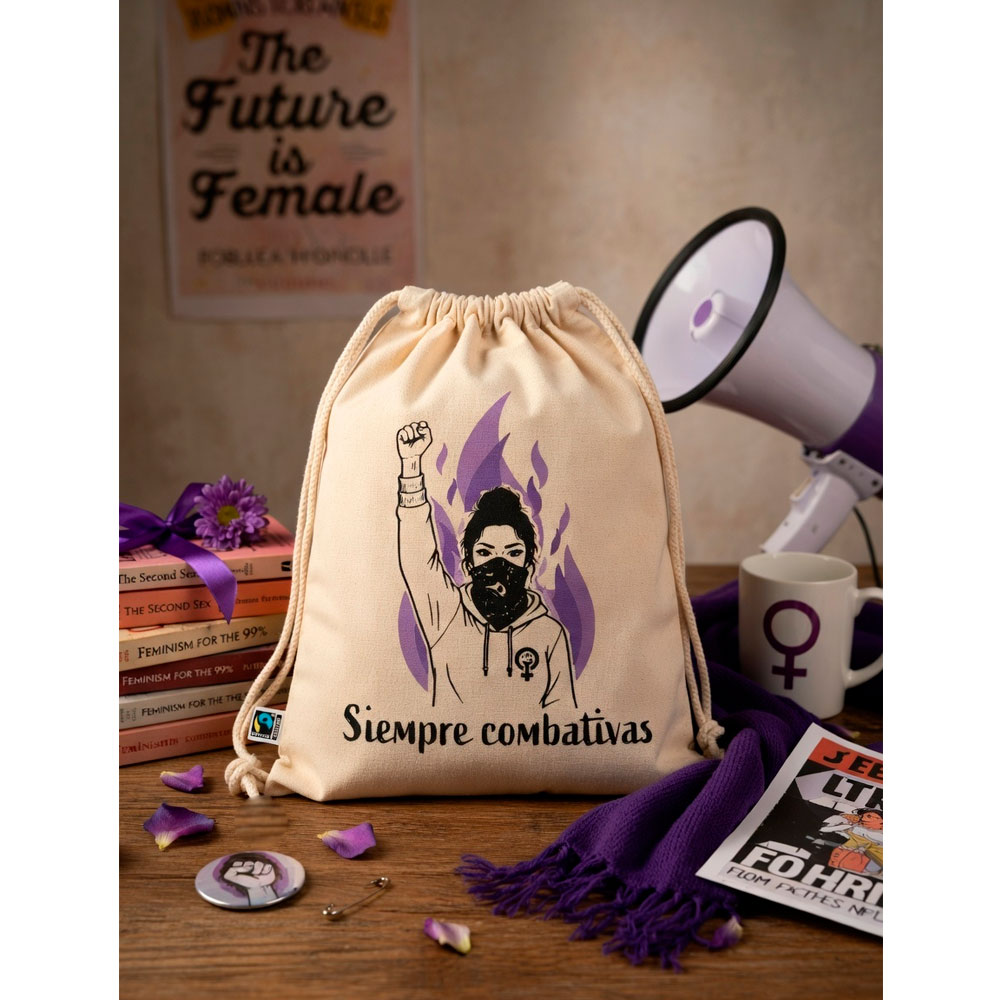 Mochila Siempre Combativas de Ouh Rebel abierta mostrando un cuaderno, una cámara y accesorios personales.