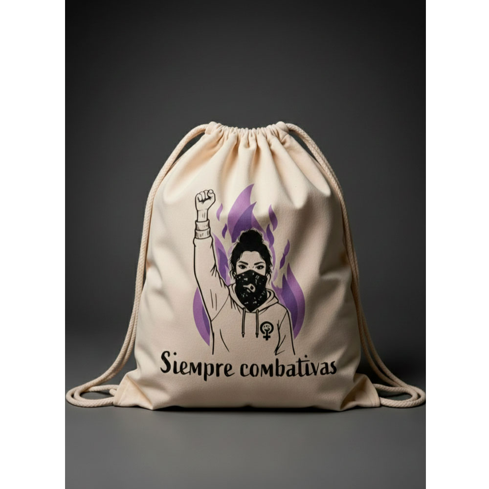 Mochila de cuerdas cruda Ouh Rebel con diseño Siempre Combativas y puño feminista con rosas.