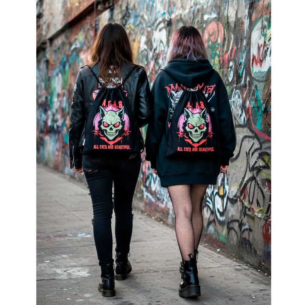 Persona de espaldas con la mochila de cuerdas del perro graffitero de Ouh Rebel caminando por una calle histórica.
