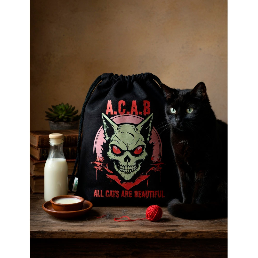 Mochila cruda de Ouh Rebel con diseño de gato y spray junto a una botella de leche y un gato negro.