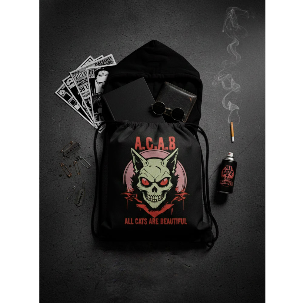 Mochila abierta de Ouh Rebel con el gato graffitero mostrando botes de spray, un cuaderno y una cámara en su interior.