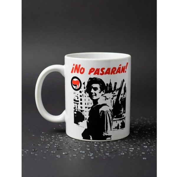 Taza blanca de Ouh Rebel con diseño "¡No Pasarán!", ilustración de miliciana en blanco y negro y logo antifascista.