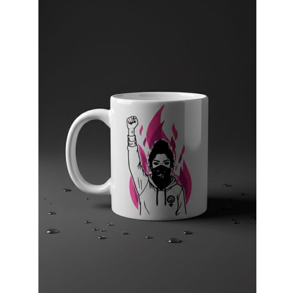 Taza blanca Ouh Rebel con la frase Siempre Combativas en caligrafía negra elegante sobre fondo gris con gotas de agua