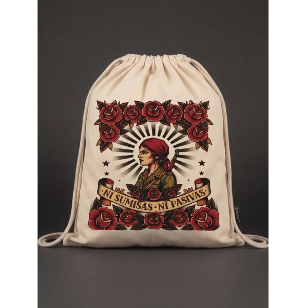 Mochila de cuerdas de tela cruda con ilustración de una miliciana con pañuelo rojo y el lema Ni sumisas ni pasivas rodeado de rosas rojas.