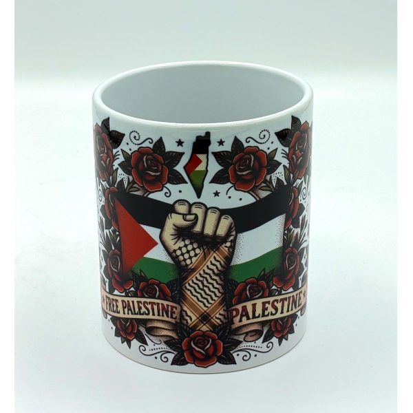 Taza Free Palestine con ilustración de estilo tatuaje tradicional de un puño alzado con pañuelo keffiyeh palestino, rosas rojas y bandera tricolor.