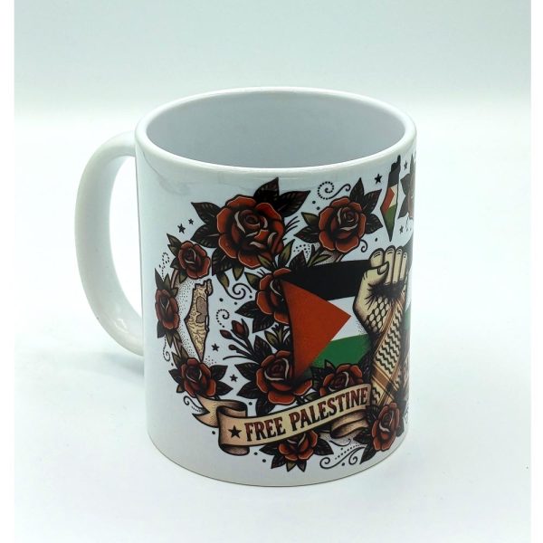 Vista lateral de la taza Free Palestine de Ouh Rebel, mostrando el asa blanca y el detalle del mapa rodeado de rosas rojas estilo tatuaje tradicional.