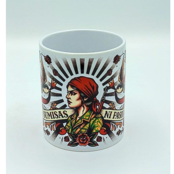 Taza blanca de Ouh Rebel con ilustración tradicional de una miliciana con pañuelo rojo, fusil y el lema feminista Ni sumisas ni pasivas rodeada de golondrinas.