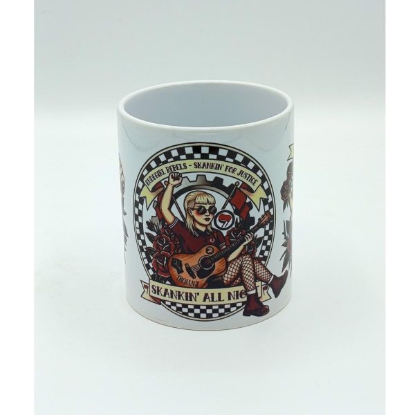 Taza Rude Girls de perfil centrado, destacando el diseño de la cultura urbana ska con una rudegirl tocando la guitarra, rosas rojas y banderas antifascistas.