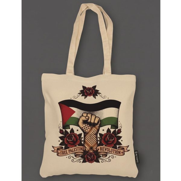 Tote bag de tela cruda con ilustración de la bandera de Palestina, un puño alzado con la textura de la kufiyya y rosas rojas estilo Old School.
