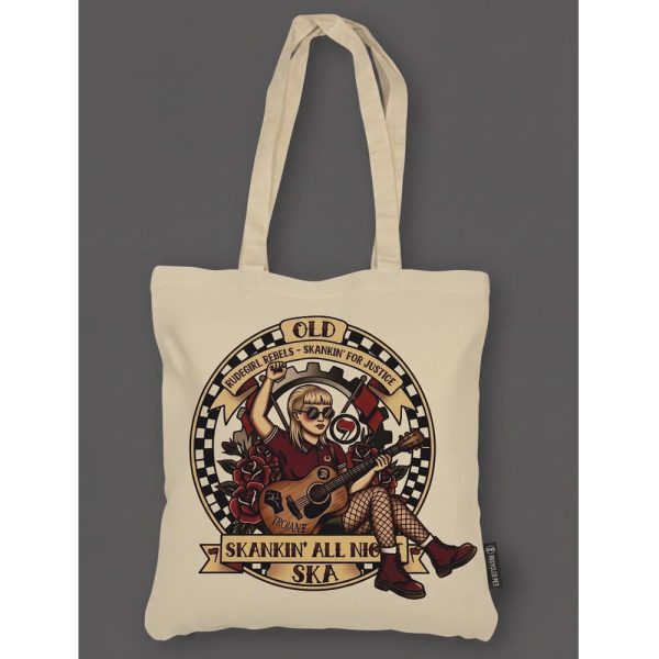 Tote bag de tela cruda con ilustración circular de una rude girl con guitarra acústica, patrón de ajedrez Two-Tone, rosas y banderas antifascistas.